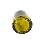 Schräg gelegenes bereiftes grünes Glas füllt leere Flasche des ätherischen Öls 30ml ab